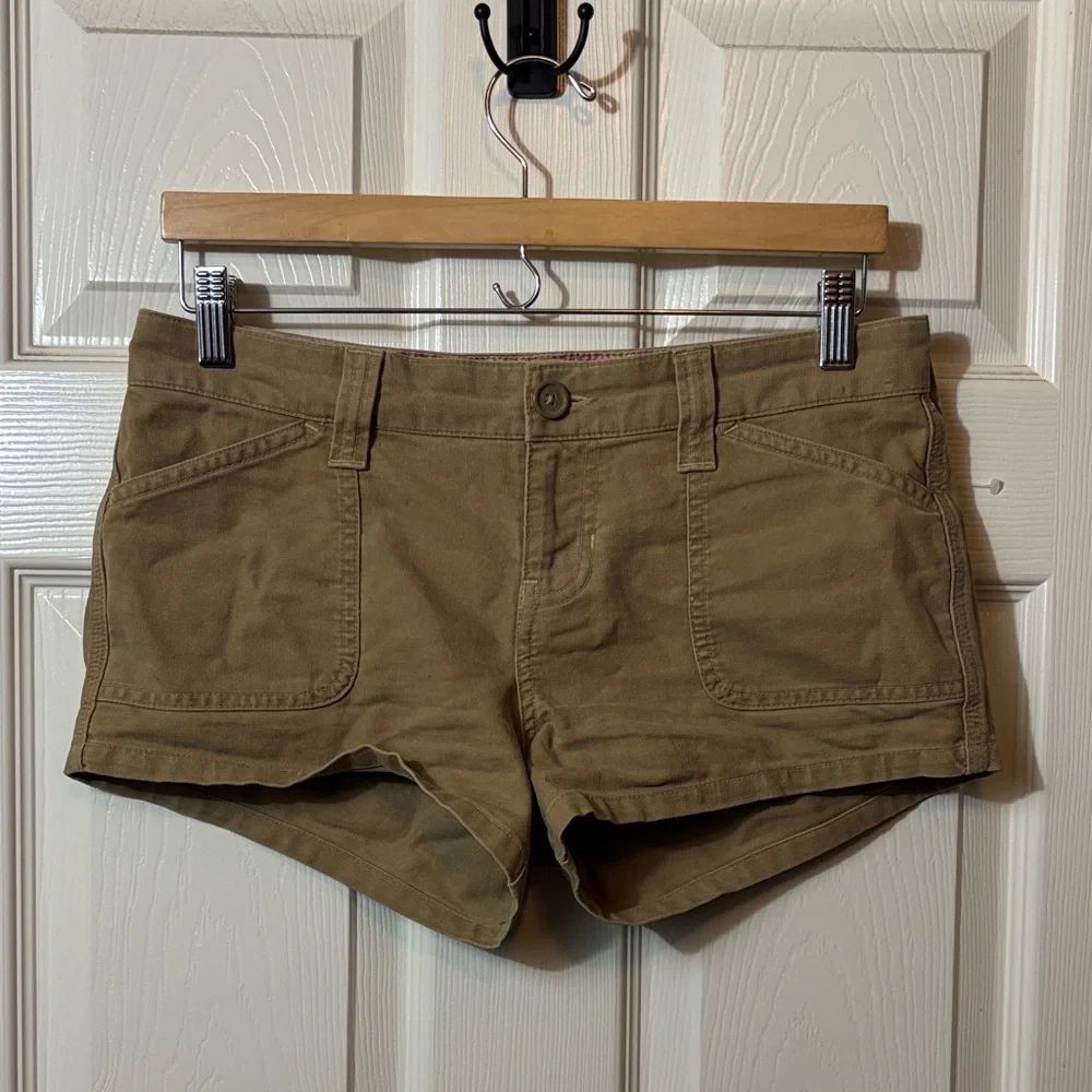 Abercrombie & Fitch Khaki Women's Shorts 2 - Picture 1 of 3
